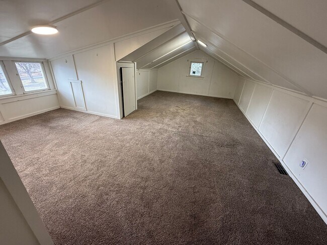 Building Photo - 3 bed/1 bath house