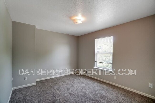 Building Photo - 3618 Willow Run Dr