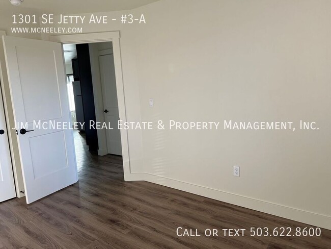 Building Photo - Third level 2 bed/ 1 bath w/ 1 Assigned Pa...