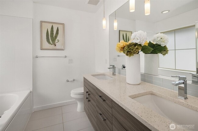 Building Photo - 3bd/2.25Ba Seattle Townhouse