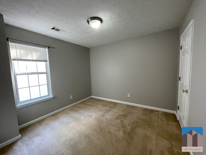 Building Photo - 2345 Delfern Dr