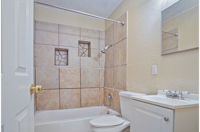 Building Photo - Don't Miss This Relaxing 3BR/1BA Home Near...