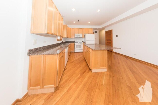 Building Photo - 3 bedroom in Chicago IL 60614