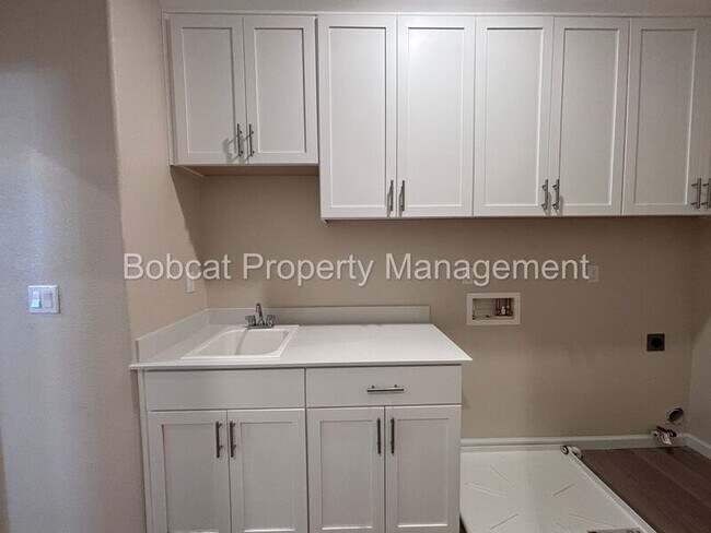 Building Photo - 852 Furlong Dr