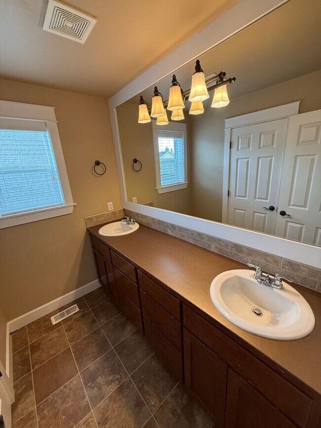 Building Photo - Stunning large 3 bedroom plus bonus rooms ...