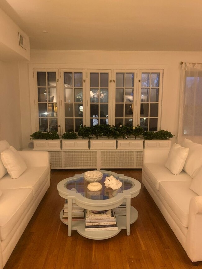 Building Photo - Introducing a charming 3-bedroom, 2-bathroom townhouse located in the heart of Shadyside