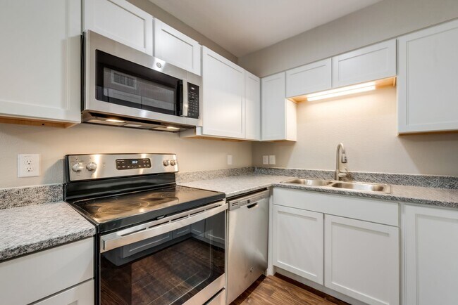 Building Photo - Stylish Upstairs Corner Unit Near Lake Ray...