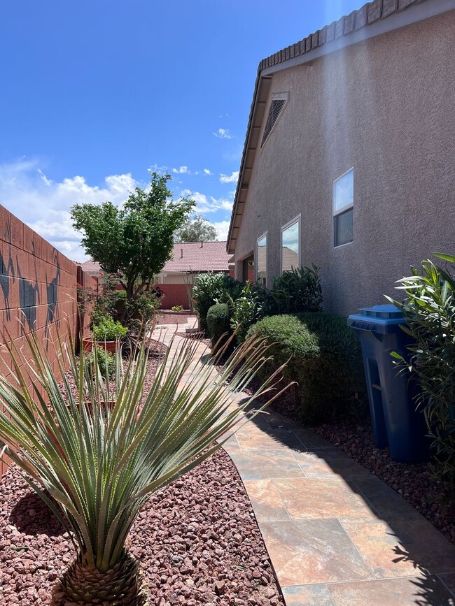 Building Photo - Stunning 4-Bed 3 Car Garage Gated Single S...