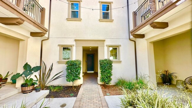 Building Photo - Beautiful "Model" Show Townhome in the Gat...