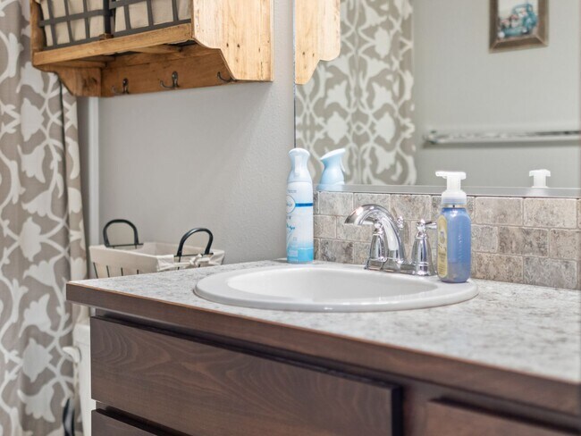 Building Photo - Beautiful home 5MILE/Big Yard & Garage (Furnished)