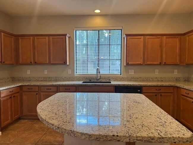 Building Photo - Gated Phoenix Gem with Community Pool and Spacious Kitchen