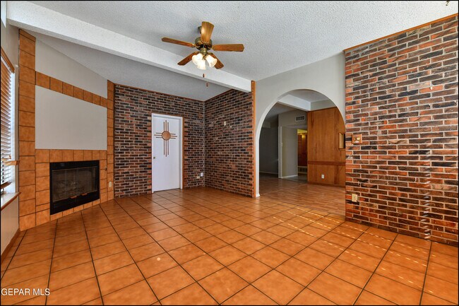 Building Photo - 5108 Paris Ave