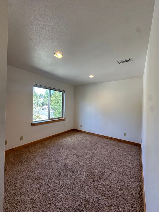 Building Photo - 115 Northwest Mount Washington Drive