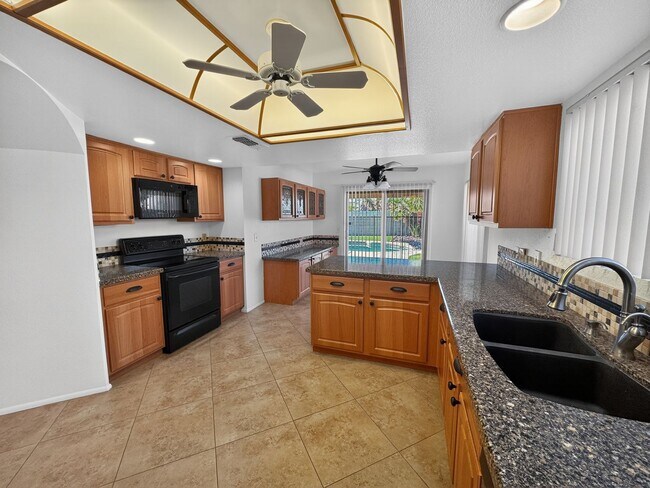 Building Photo - Spacious 4 Bedroom Pool Home in Quiet Cul De Sac