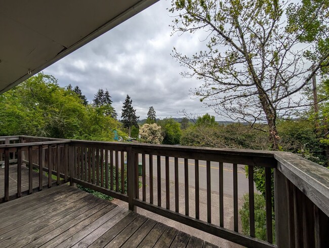 Building Photo - 2-Bedroom, 1-Bath Duplex In The Friendly Street Area In Eugene!