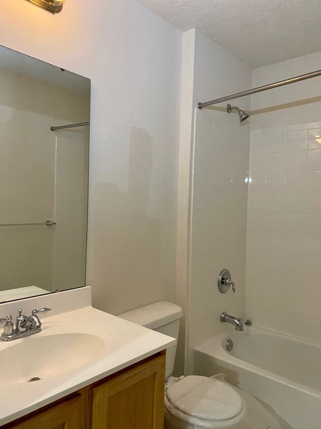 Building Photo - Charming 4 Bedroom/2.5 Bathroom in White M...