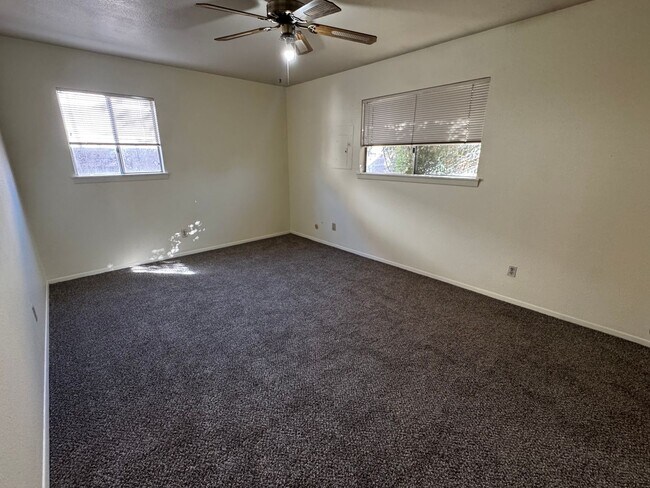 Building Photo - Mid-century Modern Heights Home