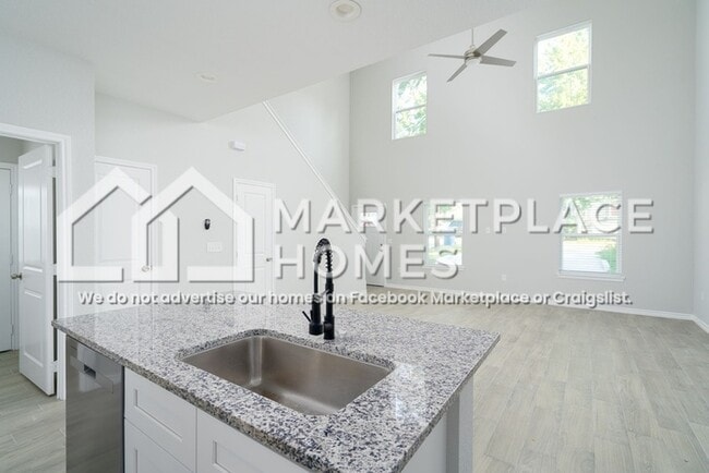 Building Photo - 16987 Balmoral St