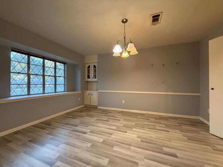 Building Photo - 422 Gamewood Dr