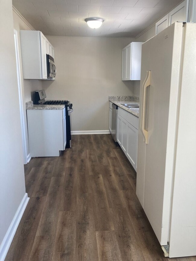 Building Photo - Newly updated 2 bedroom 1 bathroom home