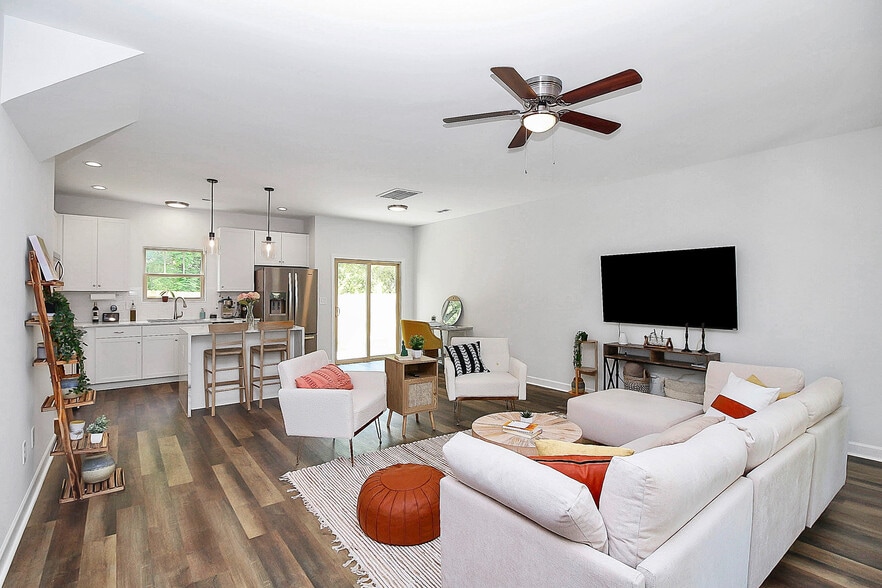 Primary Photo - Room in House on Hunters Crossing Ln