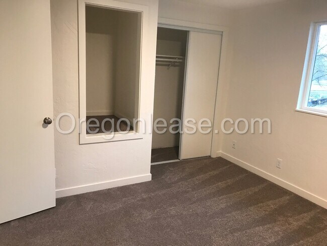 Building Photo - Two bedroom one bath townhouse in West Spr...