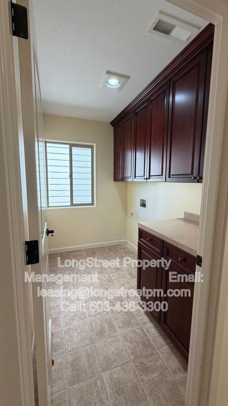 Building Photo - 823 Crouchen St NW