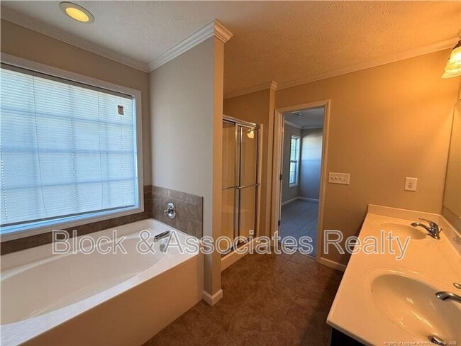 Building Photo - 402 Colonist Pl