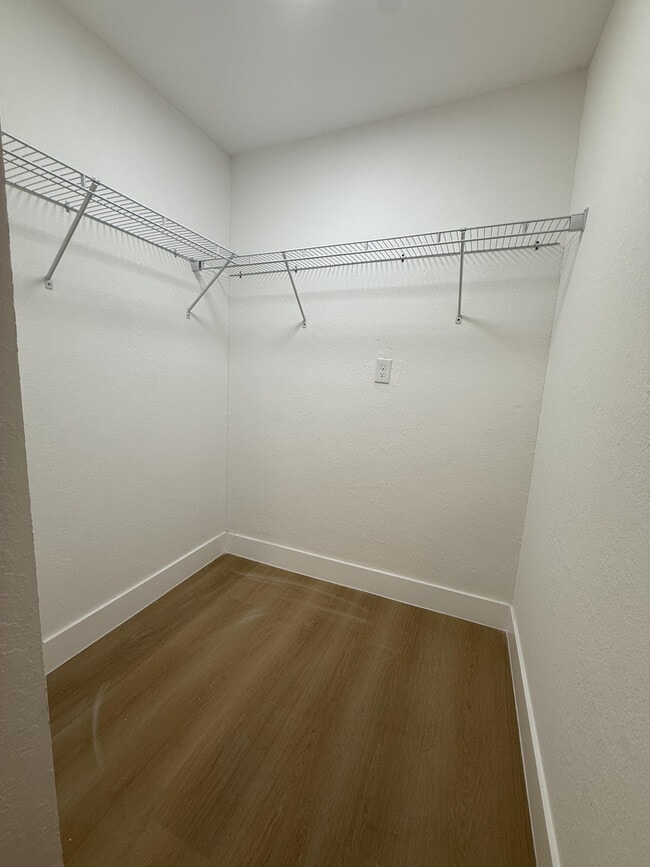 Building Photo - 726 S 11th St