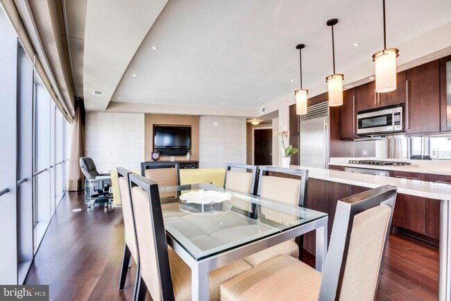 Building Photo - 1111 19th St N