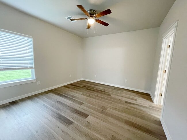 Building Photo - Beautiful 3/2 home in convenient location