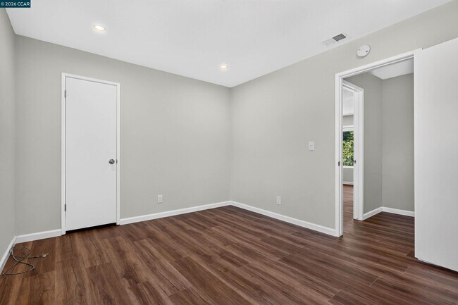 Building Photo - 121 Violet Rd