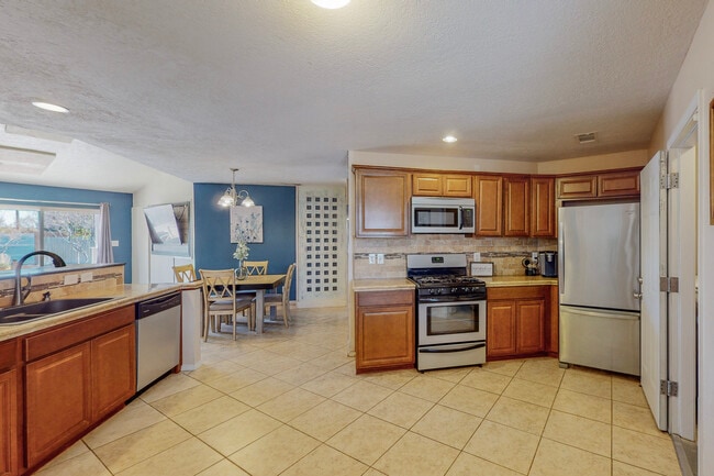 Building Photo - 3010 May Cir SE