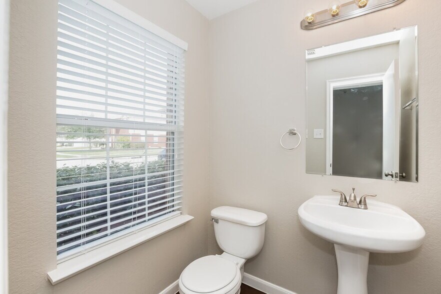 Building Photo - 8010 Suffield Glen Ln