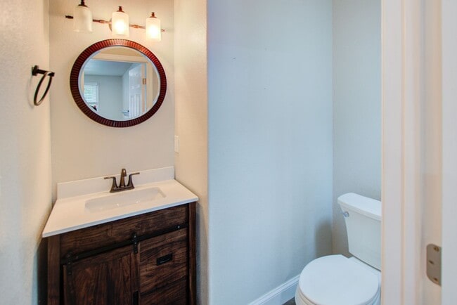 Building Photo - 3 Bed, 2.5 Bath Home in Port Norfolk