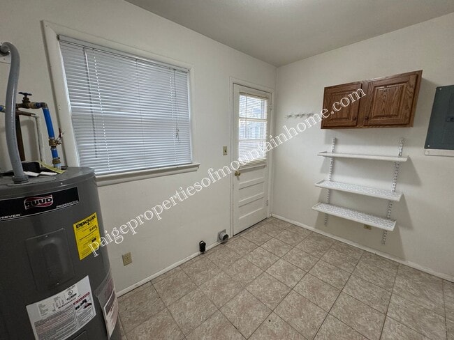 Building Photo - 3 Bedroom/2 bath home in Mountain Home