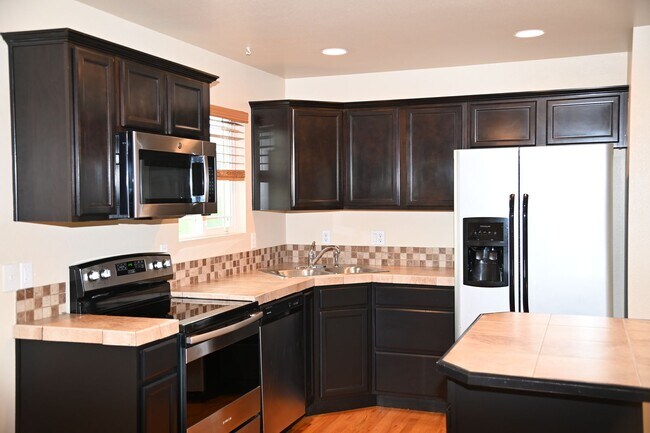 Building Photo - 3 Bedroom townhome NO deposit on 24 month ...