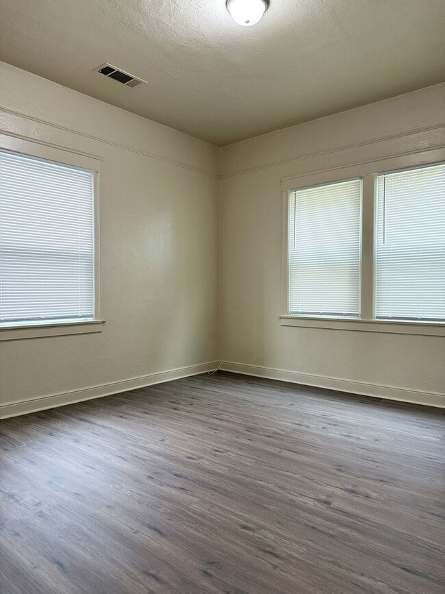 Building Photo - Endearing 3/1 Available!