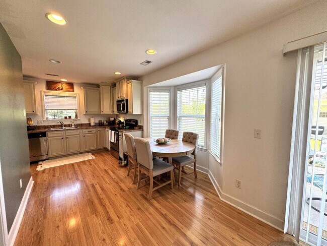 Building Photo - Minutes to the Beach! Conveniently located between Jacksonville & Wilmington
