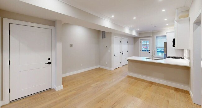 Building Photo - Charming 3 bedroom-No Broker Fee