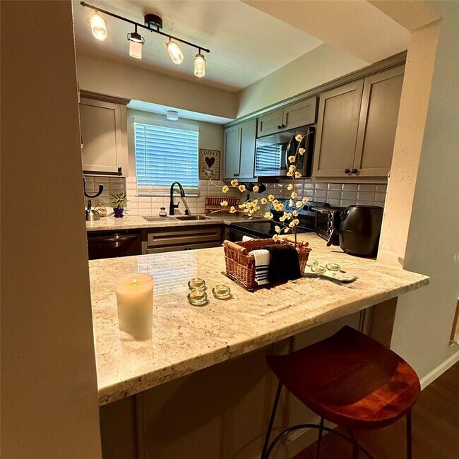 Building Photo - 13022 Trail Hollow Dr