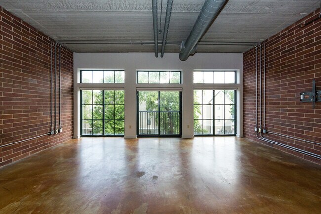 Building Photo - Amazing Industrial Studio at 626 N Graham!