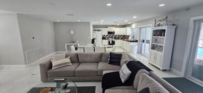 Building Photo - 288 NW 89th Ave