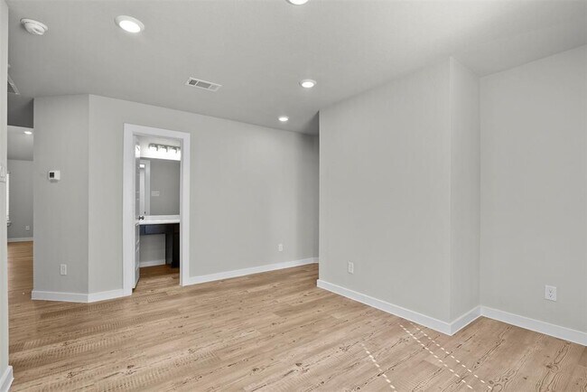 Building Photo - 4703 Preservation Oaks Ln