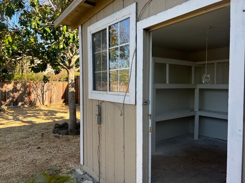 Building Photo - 1057 6th Ave