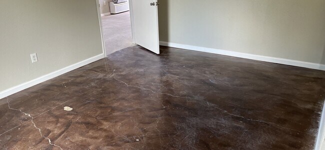 Building Photo - 4 Bedroom, 2 Bathroom Home