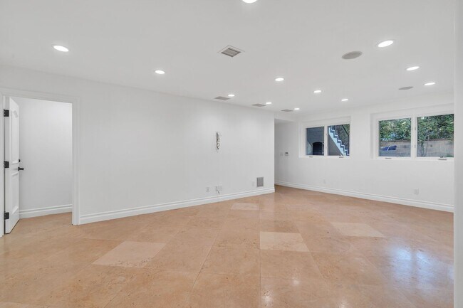 Building Photo - GORGEOUS 7 BED 6.5 BATH FOR LEASE IN BEVER...