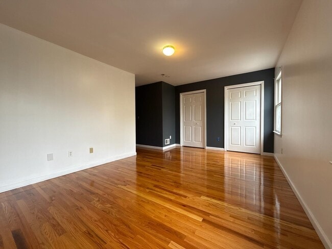 Building Photo - 318 Linden Ave