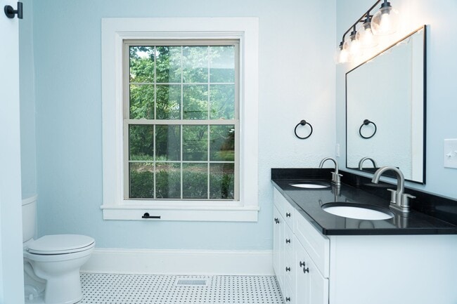 Building Photo - Large 4 Bedroom Home On Oakhurst Circle