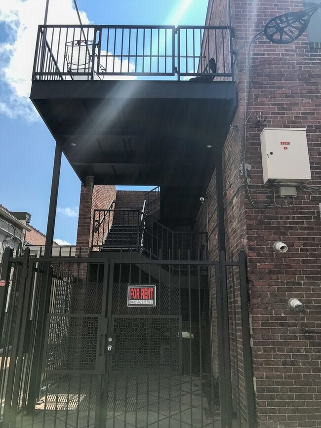 Building Photo - Upscale Luxury Downtown Apartment